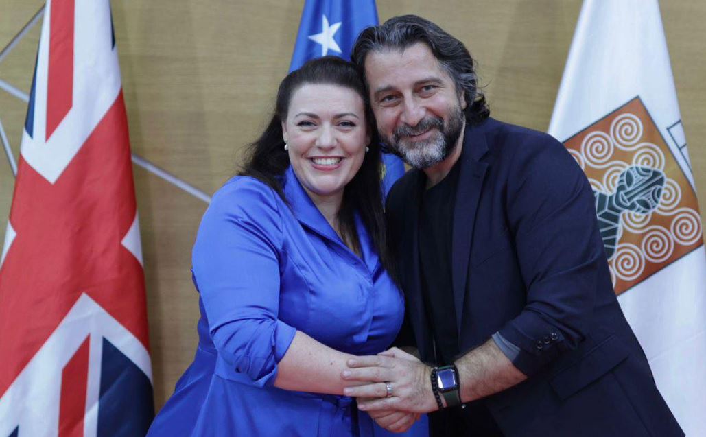 rama-takon-deputeten-britanike-kearns:-deshmoi-perkrahjen-e-pakursyer-per-kosoven