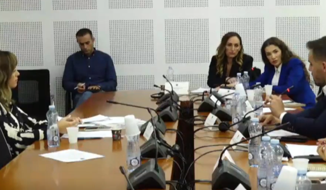debat-i-ashper-mes-ministres-haxhiu-dhe-deputetes-musliu-shoshi-ne-komisionin-hetimor-parlamentar