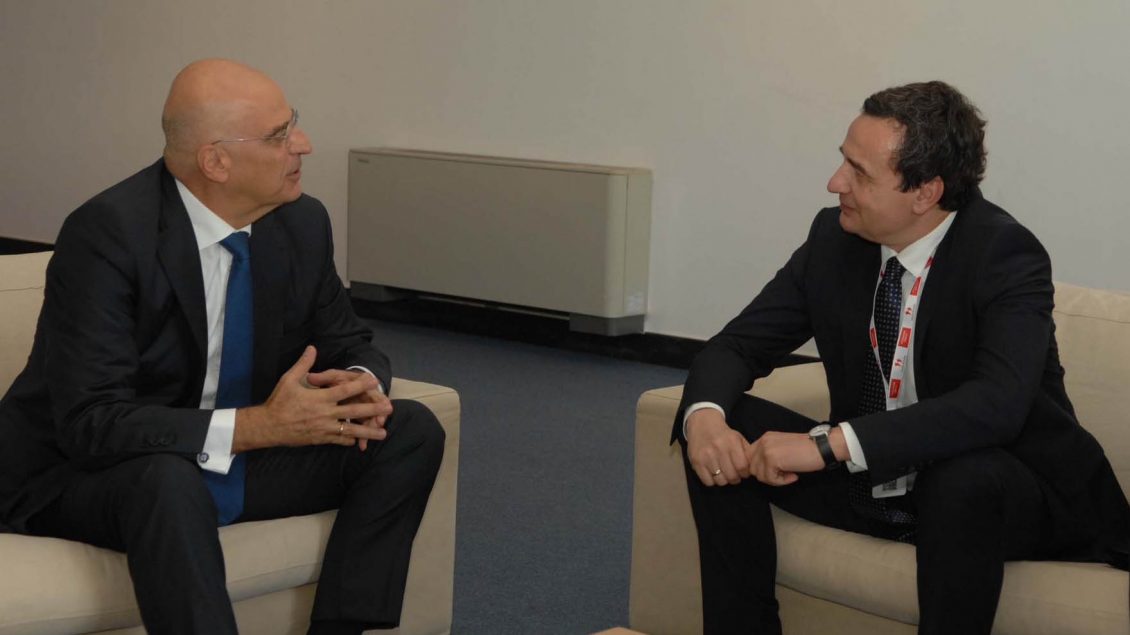kurti-me-ministrin-grek-te-mbrojtjes-diskuton-per-sulmin-ne-banjske-dhe-per-patrullimin-e-kufirit-verior