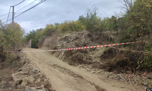 ndalohen-punimet-ne-nje-rruge-afer-varrezave-ortodokse-ne-mitrovicen-e-veriut