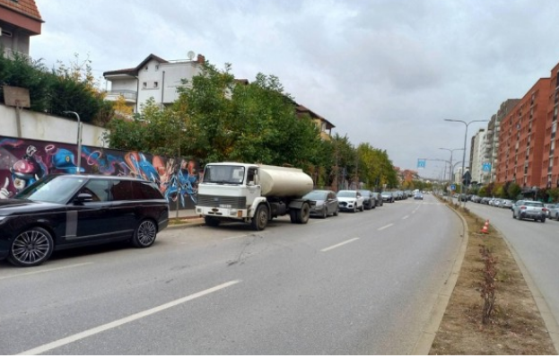 kru-“prishtina”:-dy-autobote-per-shperndarje-te-ujit-ne-rrugen-“b”