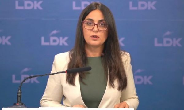 Lushaku-Sadriu e quan Gërvallën ‘ministre e paditur dhe e rrezikshme’: Po e mban peng krejt korin diplomatik të Kosovës