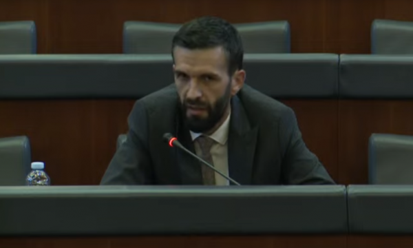 eman-rrahmani-qendron-ne-kuvend,-thote-se-s’ka-kuptim-bojkotimi-i-marreveshjeve-nderkombetare-dhe-seancave
