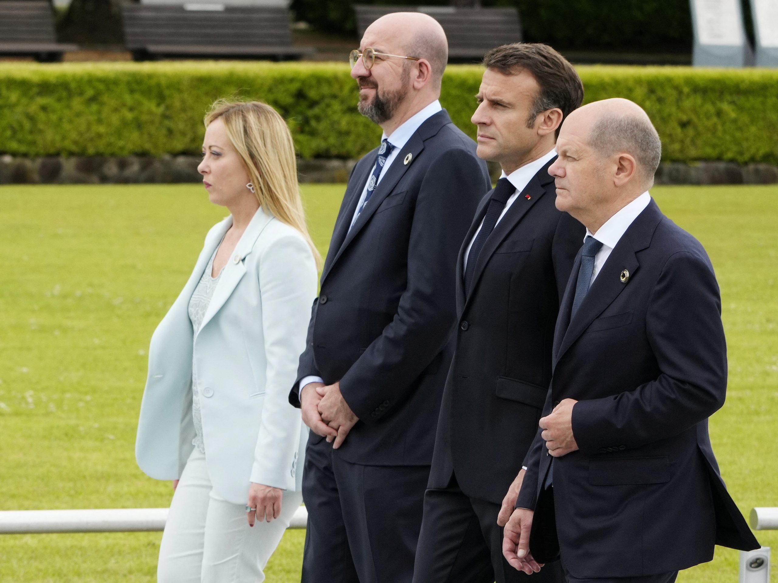 associated-press:-be-do-te-rrise-presionin-ndaj-kurtit-dhe-vuciqit