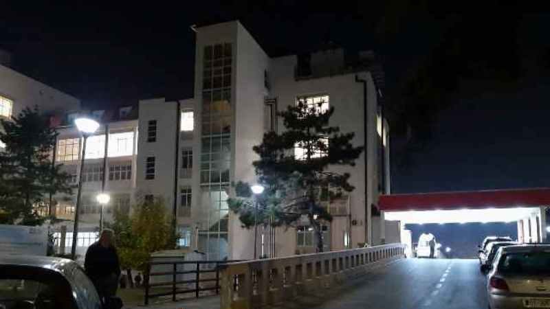 81-vjecari-nga-gjakova-dergohet-ne-qkuk-pasi-u-dogj-me-nje-mjet-elektrik