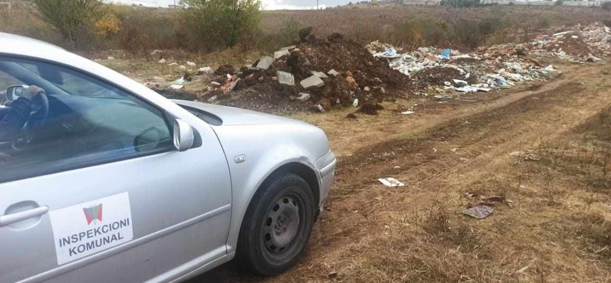 Inspektorët e Gjilanit ndëshkojnë qytetarin pasi hodhi mbeturina në hapësirë publike