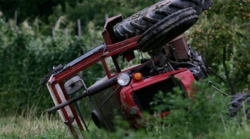 vdes-nje-person-ne-gjakove,-u-rrokullis-me-traktor-derisa-ishte-duke-punuar