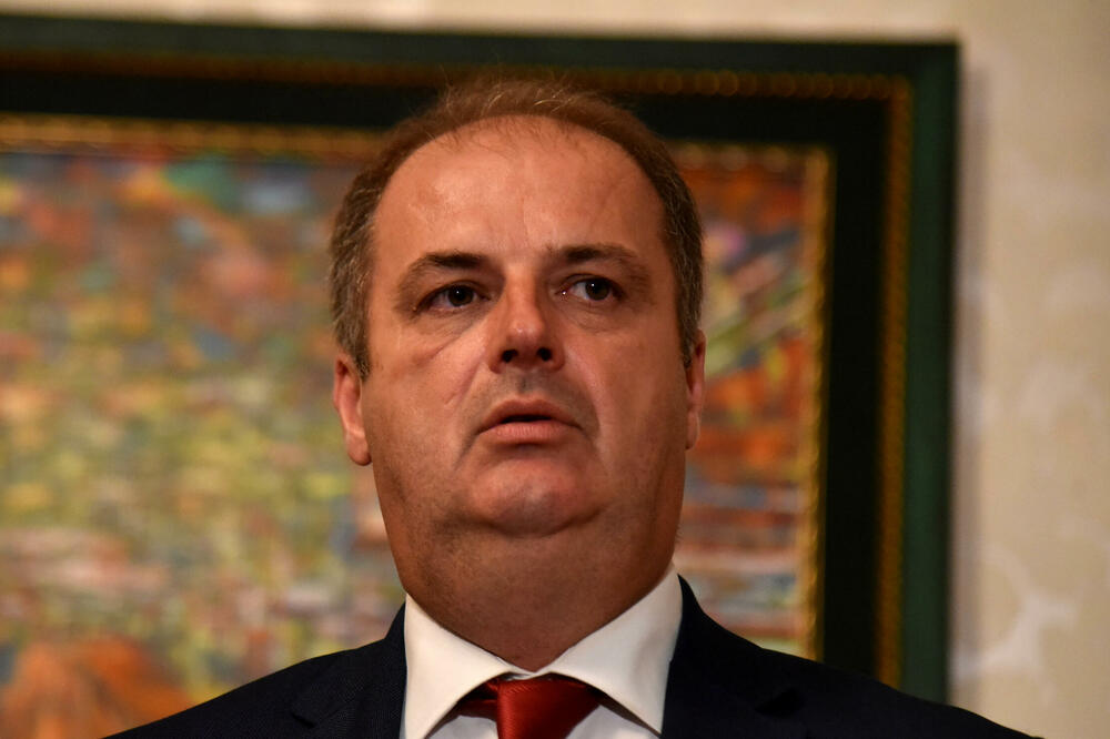 genci-nimanbegu-jep-doreheqje-nga-posti-i-deputetit-ne-kuvendin-e-malit-te-zi