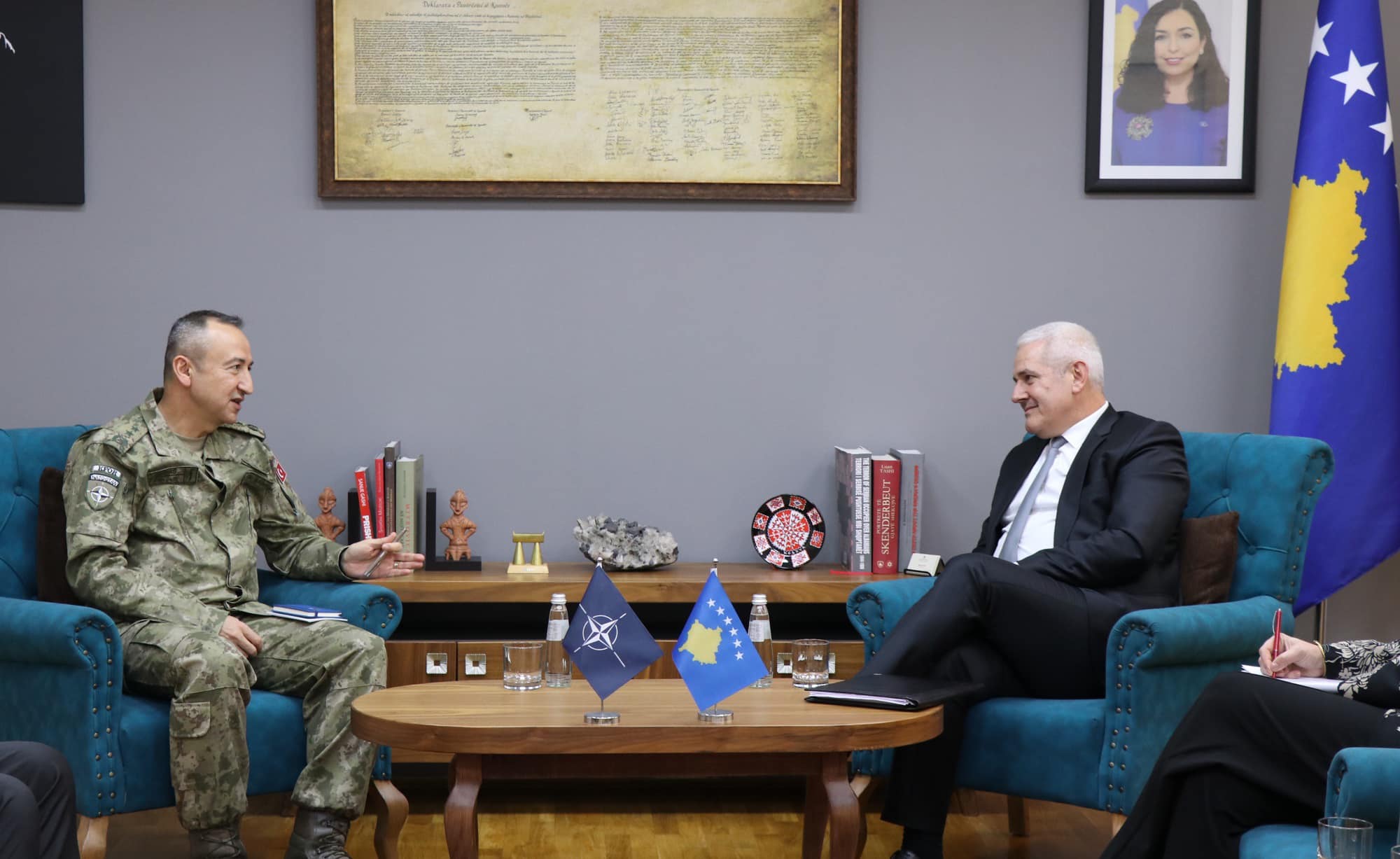 Siguria në veri, temë diskutimi mes Sveçlës dhe komandantit të ri të KFOR-it