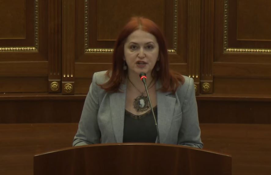 hoxha-–-kurtit:-kryeminister-modern,-vrapon-pas-spektakleve-e-indiferent-ndaj-punetoreve