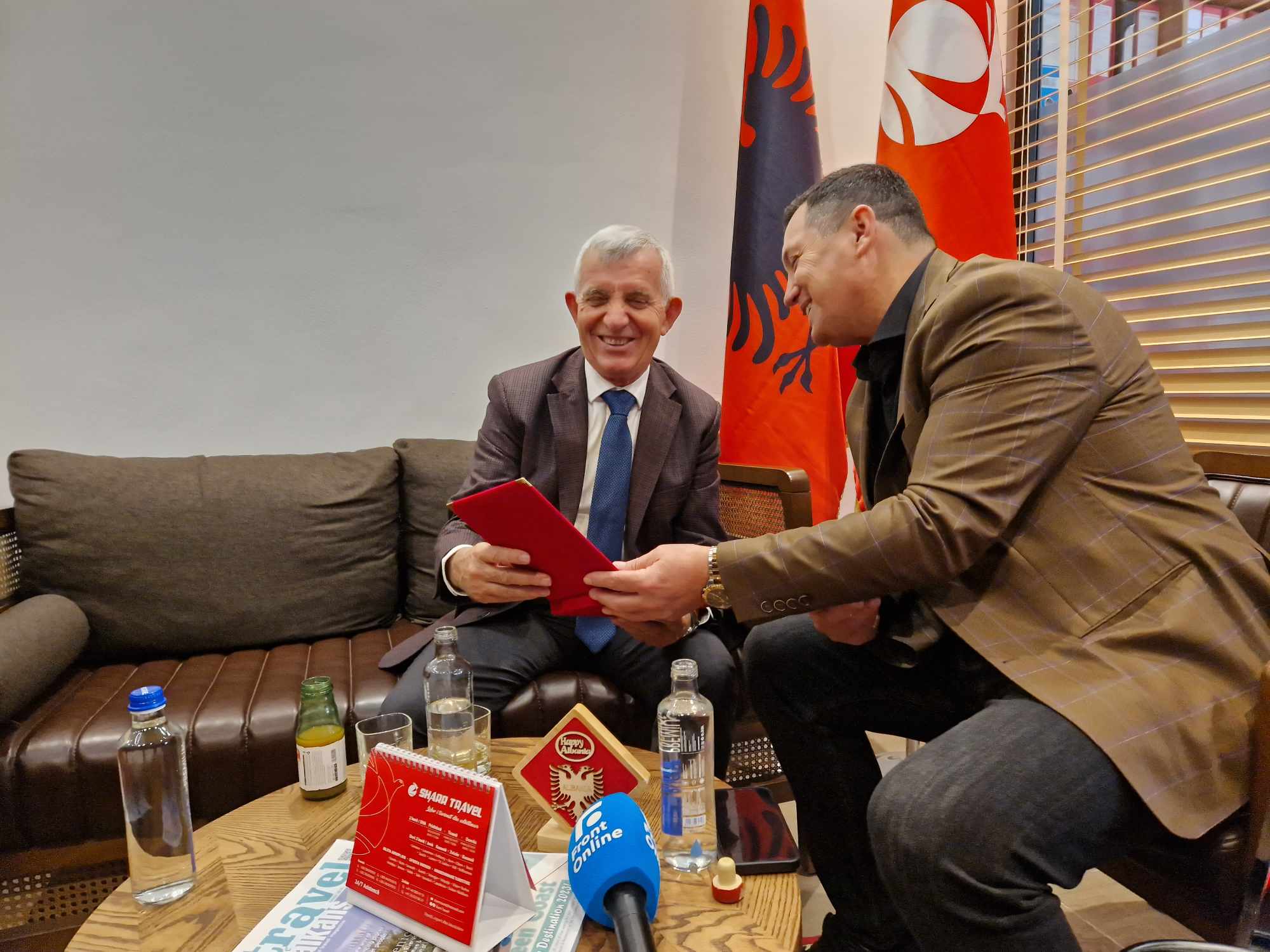 kurtishaj-pret-ne-takim-ish-ambasadorin-minxhozi-e-falenderon-per-bashkepunimin