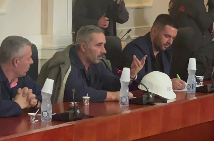 minatori-perlotet-para-deputeteve:-punet-i-kemi-keq,-leni-keto-mbledhje