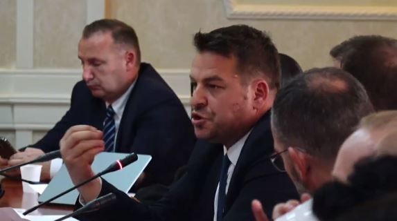 muja-fillon-u-permend-shifra,-minatori-ia-kthen:-s’kemi-kohe-per-kilifekte,-mos-na-lodhni-me-keto-sene