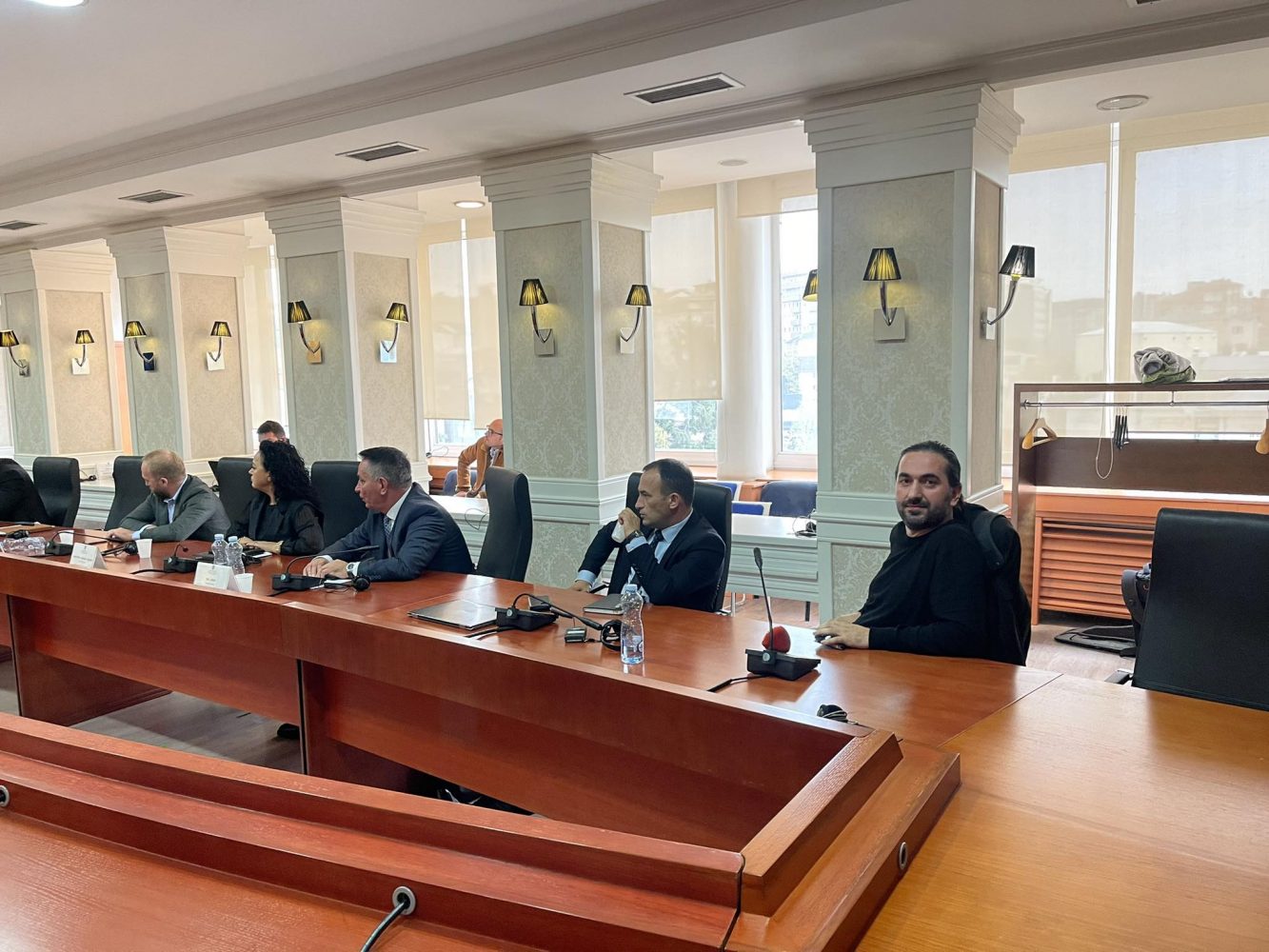 greva-ne-“trepce”-–-zyrtari-i-me-se-e-deputetet-e-opozites-perplasen-ne-komision