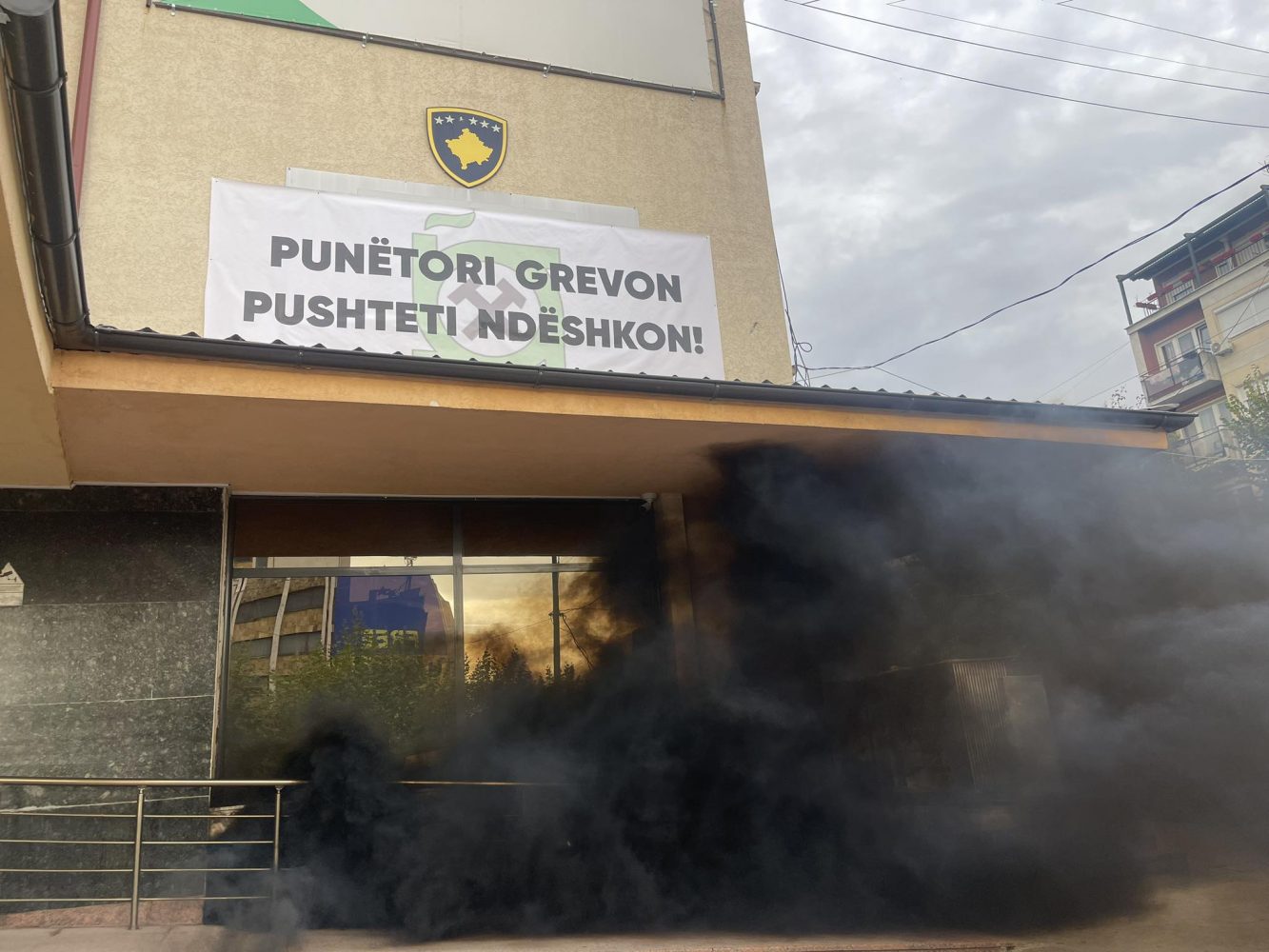 psd-ja-me-aksion-para-ministrise:-punetori-grevon,-pushteti-ndeshkon