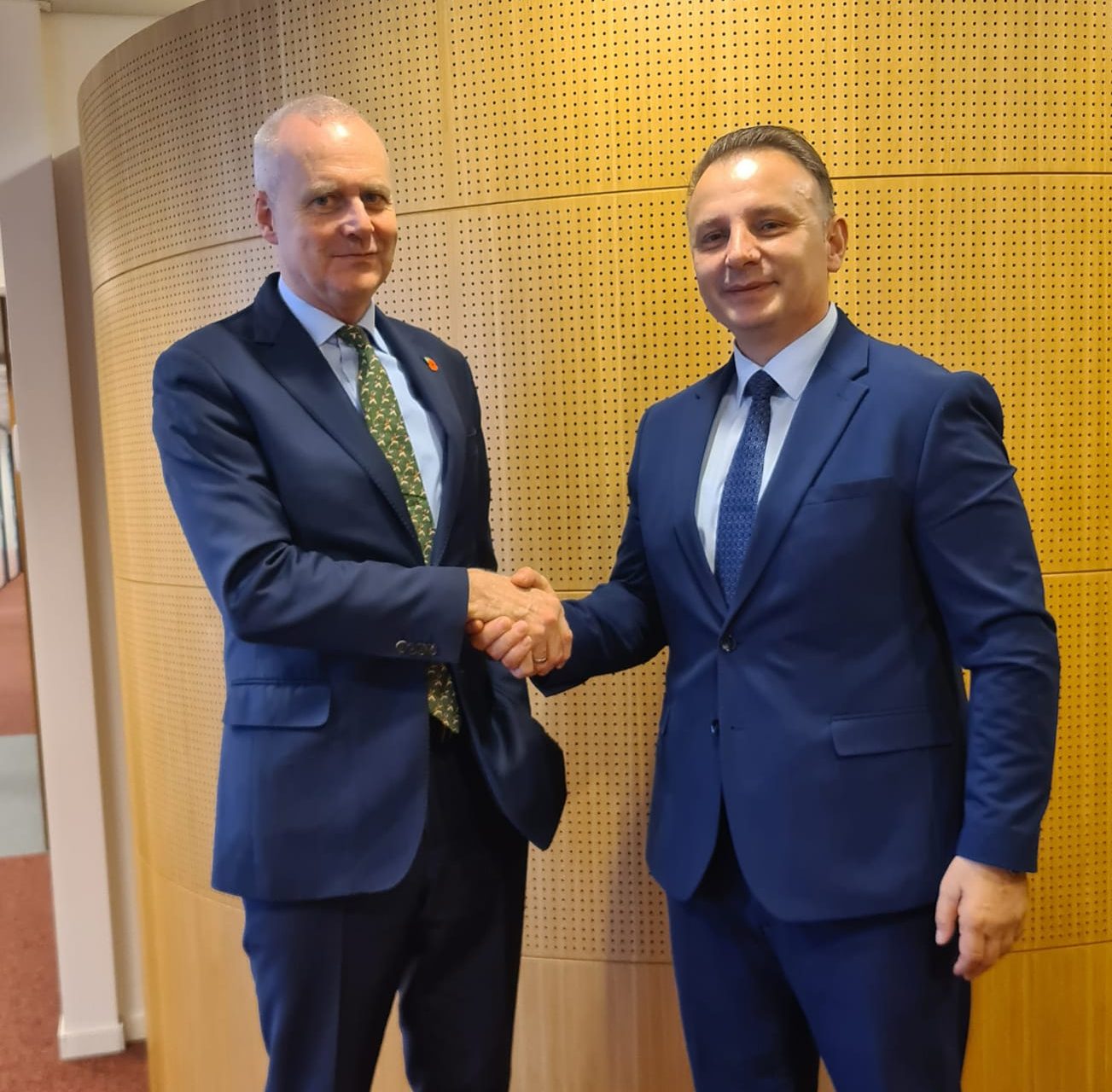 ambasadori-zemaj-takohet-me-nd.sekretarin-e-nato-s-per-ceshtje-politike-dhe-te-sigurise,-diskutojne-edhe-per-kosoven