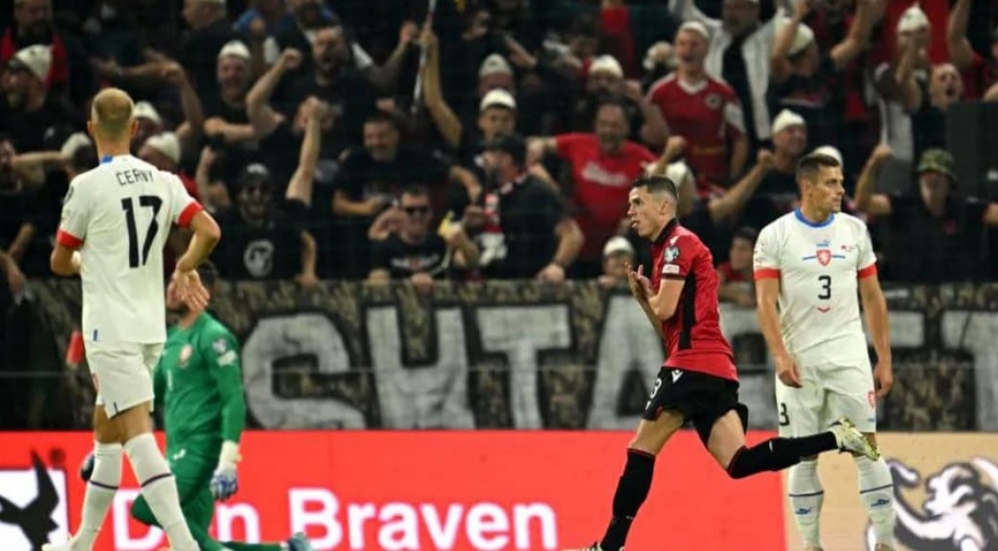 Shqipëria mbyll pjesën e parë me epërsi – Çekia mbetet me dhjetë lojtarë