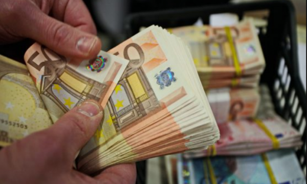 Kosovarët shënojnë rekord në kursime, 5.89 miliardë euro në banka