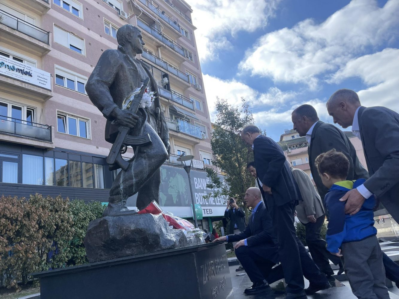 haradinaj-ben-homazhe-te-shtatorja-e-zahir-pajazitit,-ne-ditelindjen-e-heroit
