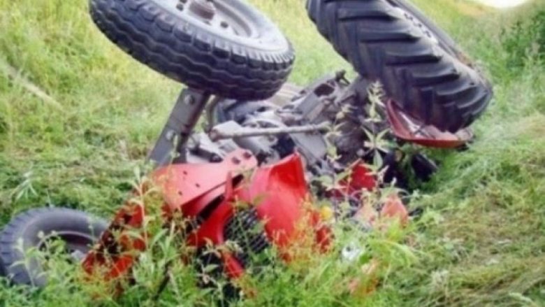 u-rrokullis-me-traktor,-vdes-nje-person-ne-malisheve