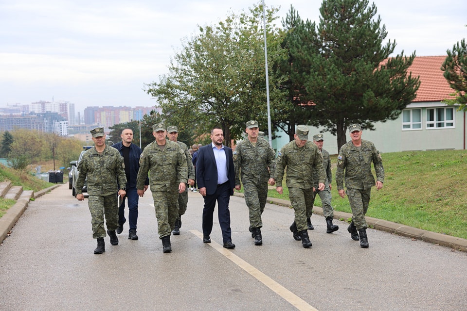 ministri-maqedonci-viziton-komanden-e-doktrines-dhe-stervitjes,-ku-jane-duke-u-trajnuar-rekrutet-e-rinj