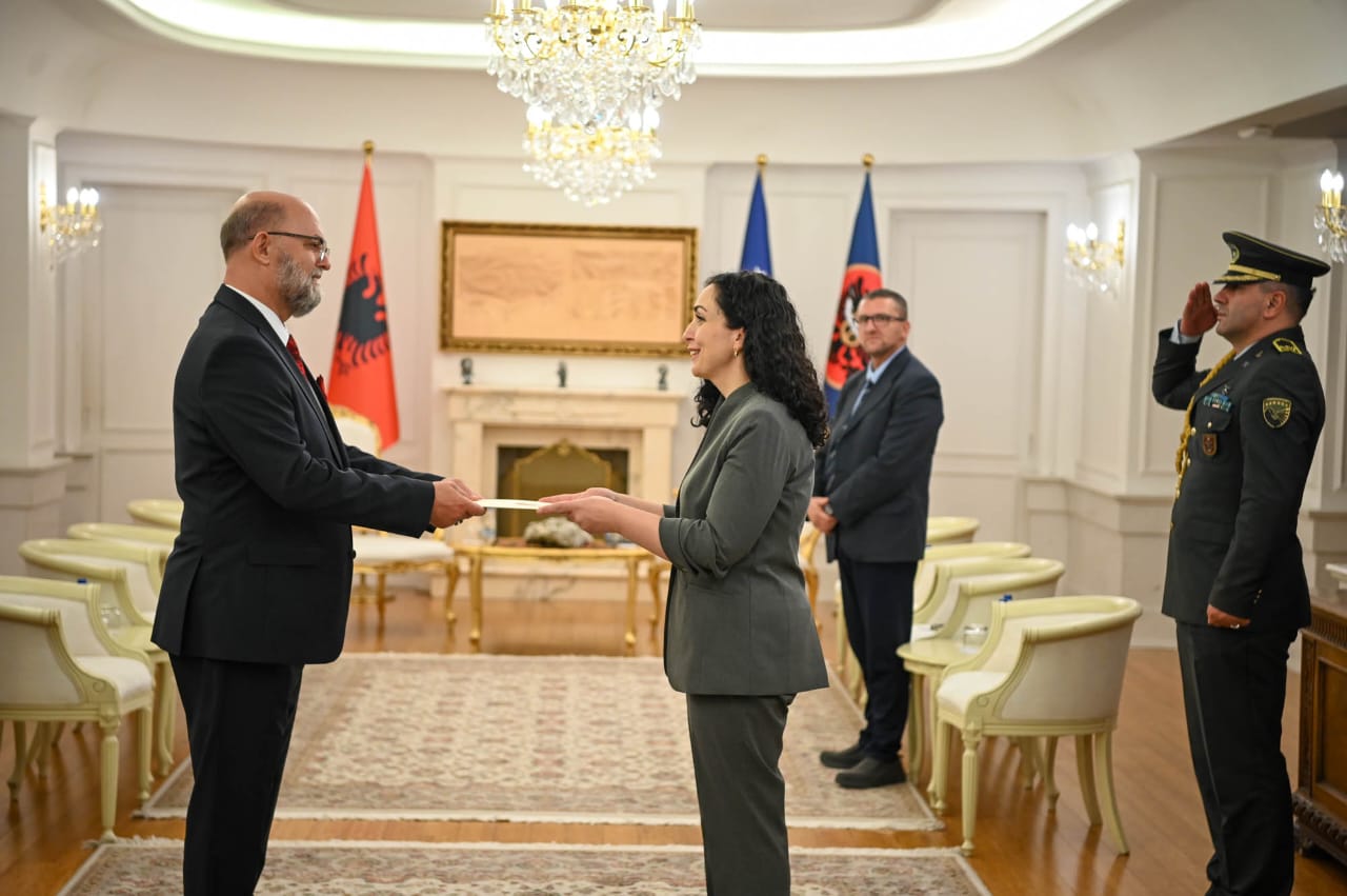 presidentja-osmani-pranoi-letrat-kredenciale-nga-ambasadori-i-republikes-se-shqiperise,-petrit-malaj