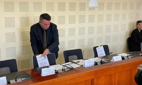 munguan-ne-komision,-pal-lekaj-ia-vendos-pagat-neper-karrige-deputeteve-te-vetevendosjes