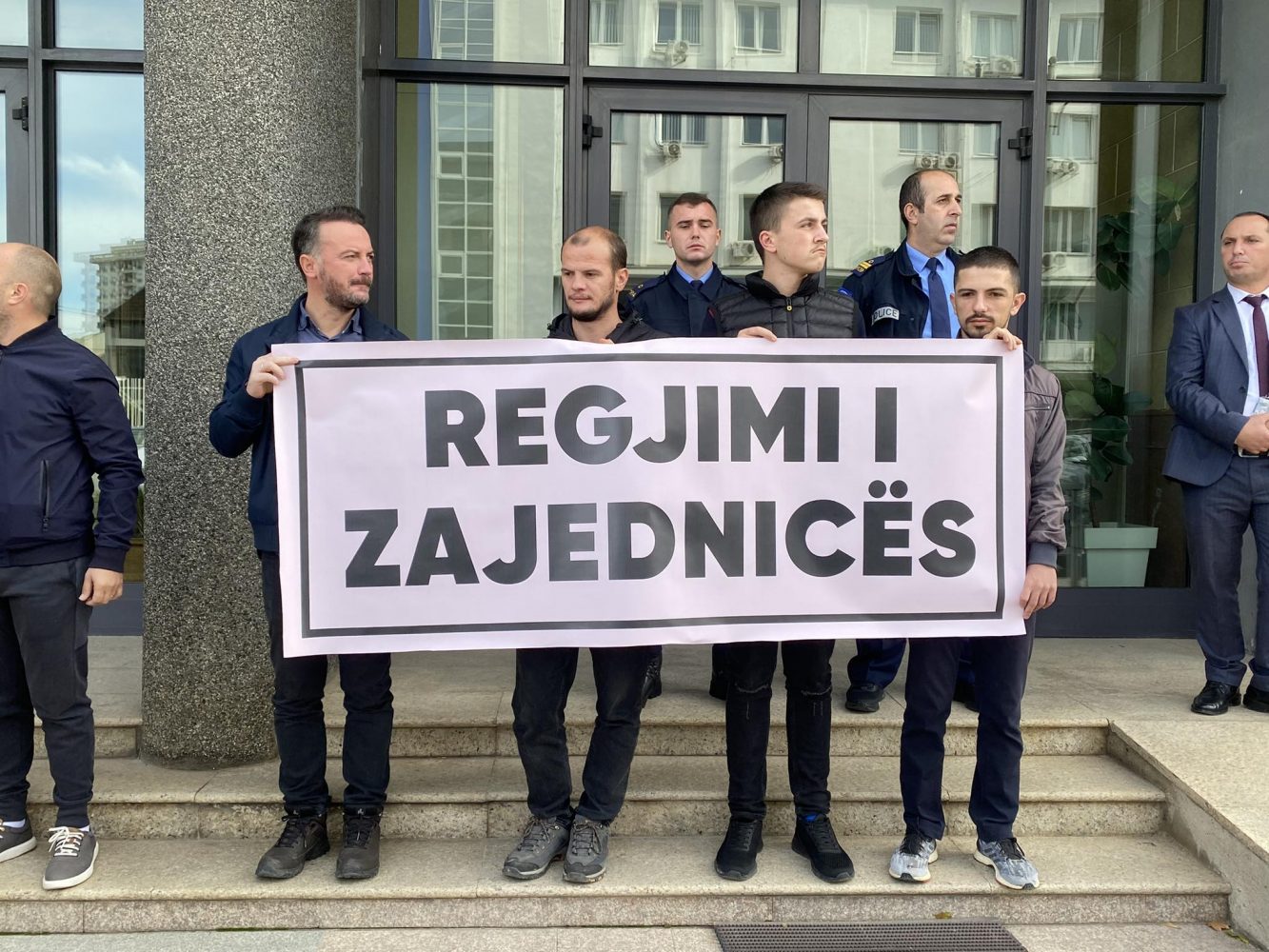 “regjimi-i-zajdenices”-–-psd-bllokon-hyrjen-para-kuvendit,-s’i-le-deputetet-te-hyne