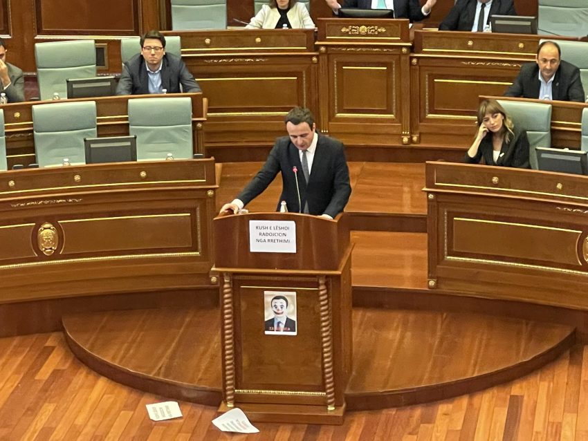 haki-abazi-shperndan-foto-te-kurtit-si-“joker”-ne-kuvend,-gjate-kohes-sa-ai-raportonte-per-dialogun