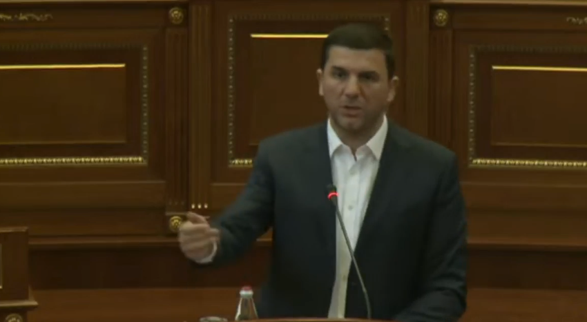 krasniqi,-kurtit:-a-me-qesh,-a-me-qajte,-10-vjet-me-vone-po-e-mbron-“zajednicen”