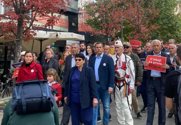 “pa-drejtesi-nuk-ka-qetesi”,-fillon-protesta-per-astrit-deharin
