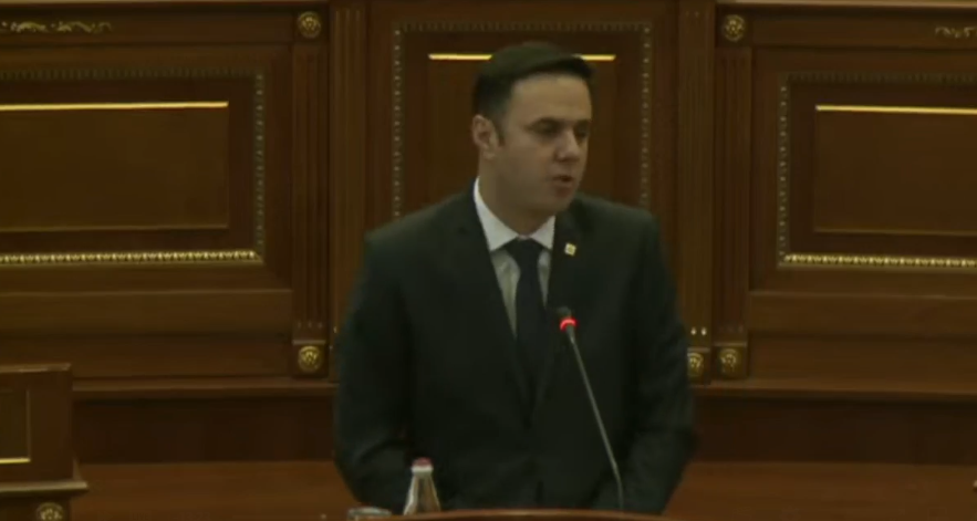 abdixhiku-–-kurtit:-debakel-me-te-rende-s’mund-te-kesh,-e-pranove-draft-statutin-per-asociacionin