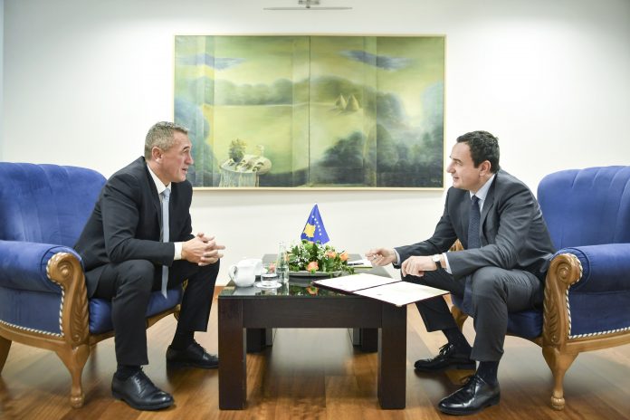 kurti-falenderon-rashiqin:-e-qetesoi-opoziten-–-politikani-me-i-popullarizuar-ne-kosove