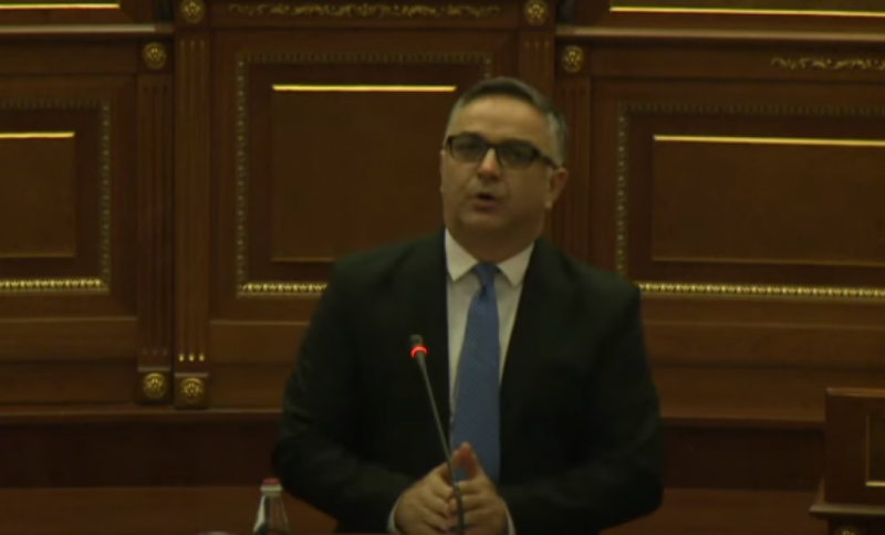 tahiri-thote-se-kurti-po-flet-per-perfitime-elektorale,-ia-ben-disa-pyetje-“te-thjeshta”