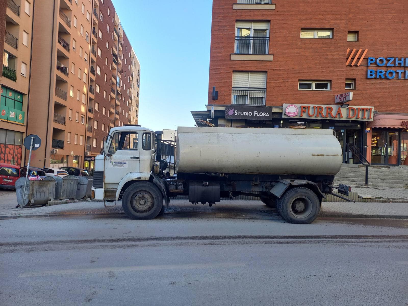 ujesjellesi-i-prishtines-vazhdon-furnizimin-me-uje-te-pijshem-permes-autoboteve