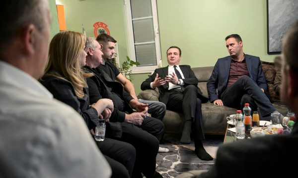 kurti,-konjufca-e-zyrtare-te-vv-se-vizitojne-familjen-e-rexhep-selimit