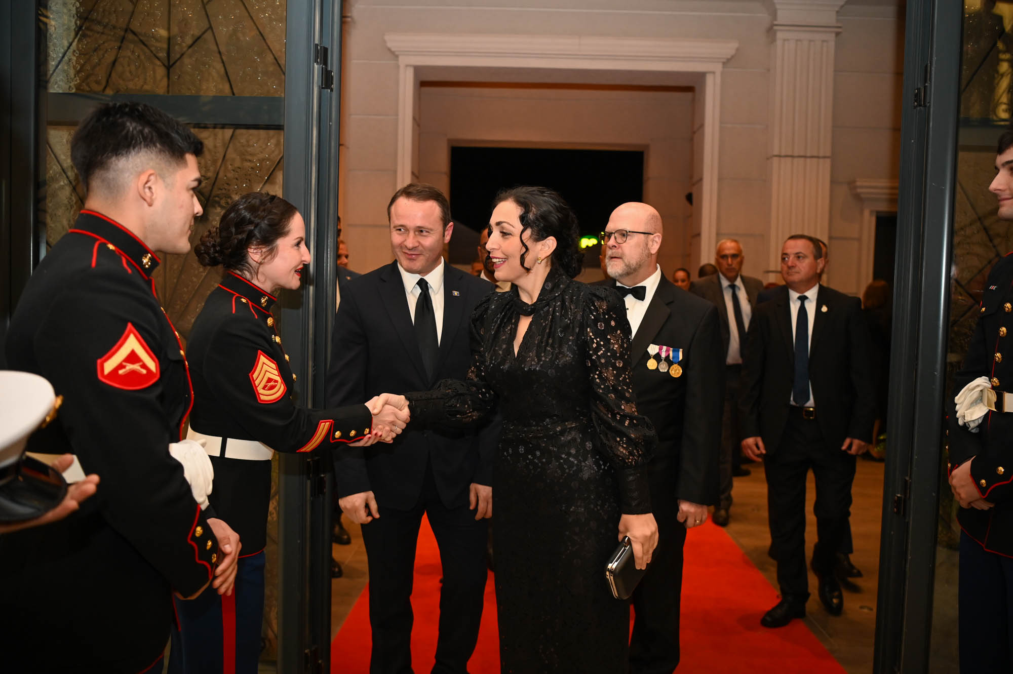 presidentja-plot-elegance-pjese-e-ballos-se-marinsave-ku-qe-edhe-ambasadori-hovenier