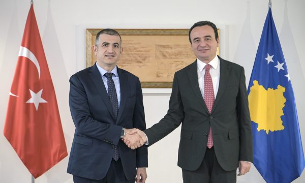 kurti-e-pret-ne-takim-drejtorin-e-kompanise-turke-ku-kosova-po-blen-armatim