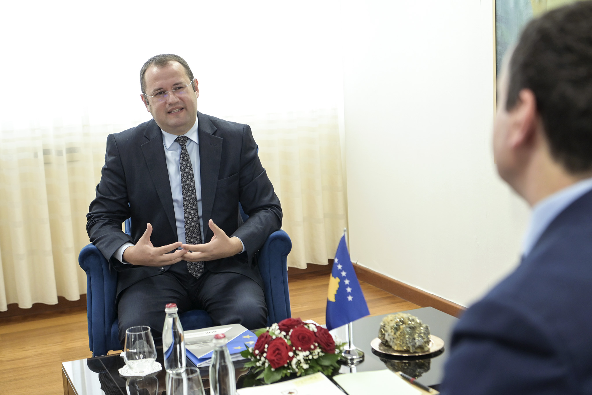kurti-pret-ne-takim-guvernatorin-ismaili,-ja-cka-diskutuan