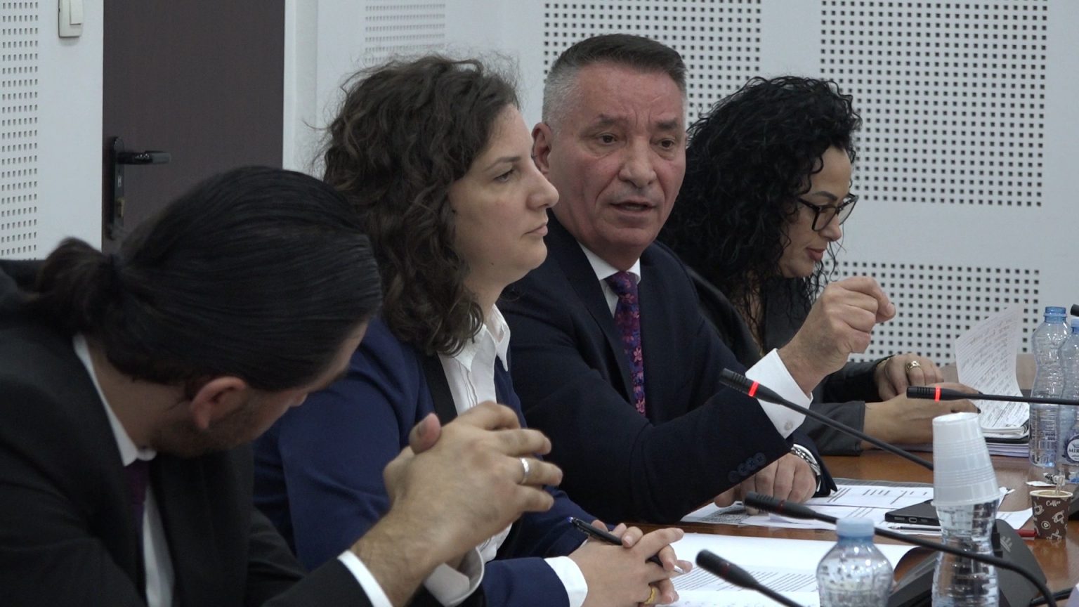lekaj-e-rizvanolli-perplasen-ne-komision:-mos-e-ngrit-zerin