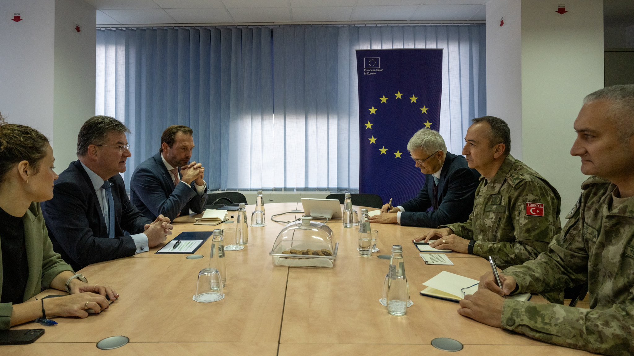 komandanti-i-kfor-it-takohet-me-emisarin-lajcak