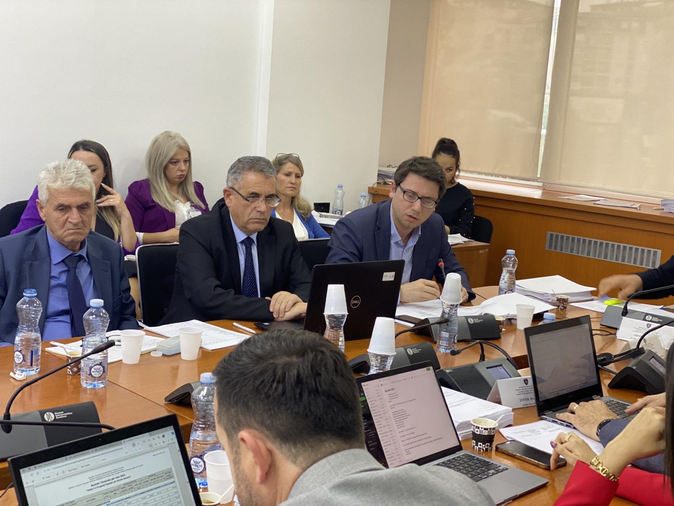 projekt-buxheti-per-vitin-2024,-opozita-akuza-se-u-favorizuan-komunat-qe-udhehiqen-nga-vv