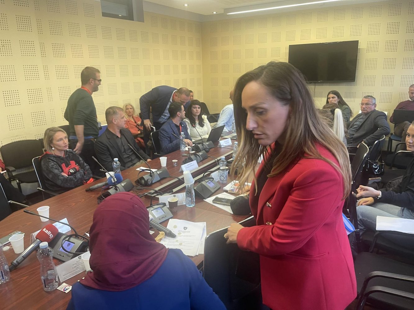 perplasen-deputetet-ne-komision-–-bytyqi-i-thote-fejzes-“mbylle-gojen”,-e-leshon-mbledhjen