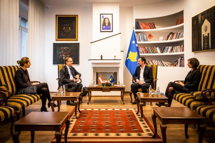 ceku-takon-ambasadorin-e-ri-te-austrise-ne-kosove,-george-schnetzer
