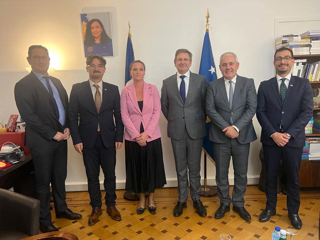 svecla-takon-senatore-e-deputete-ne-paris,-kerkon-te-sanksionohet-serbia-e-te-heqen-masat-ndaj-kosoves