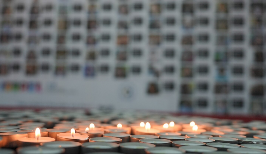 ne-prishtine-ndizen-qirinj-per-viktimat-ne-izrael-dhe-kerkohet-lirimi-i-pengjeve