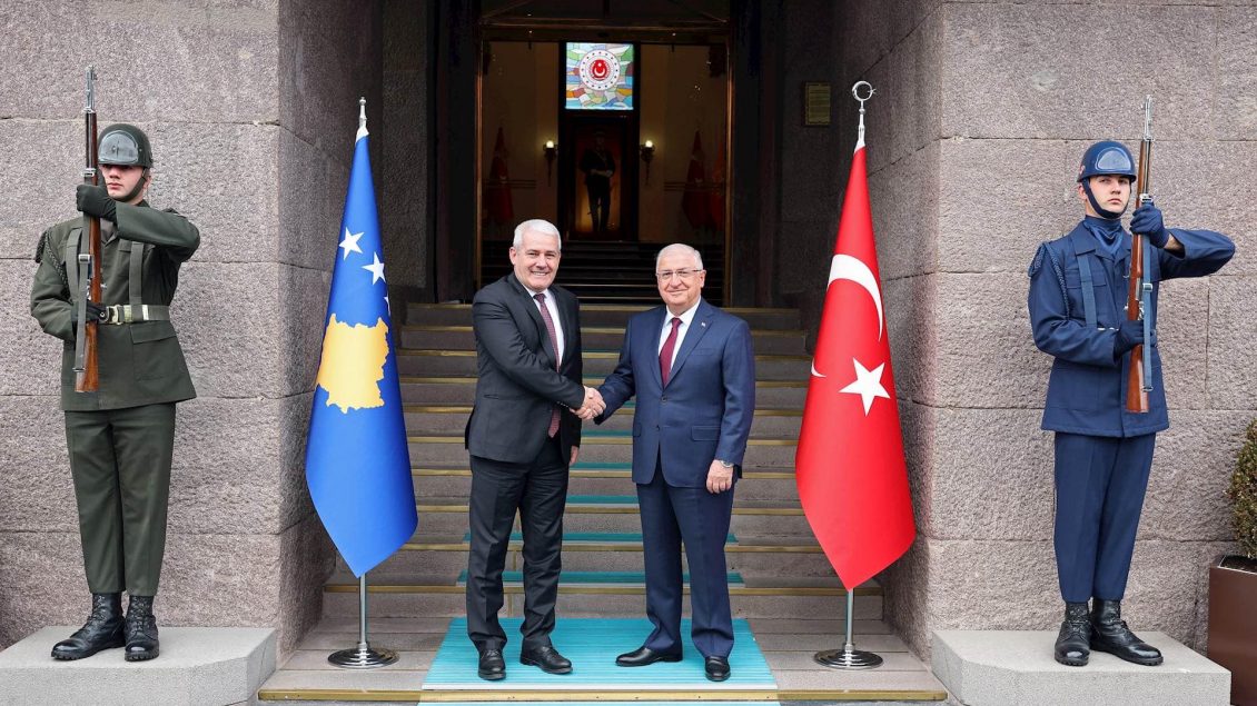 Sveçla takon ministrin e Mbrojtjes së Turqisë, flasin për situatën e sigurisë në Kosovë