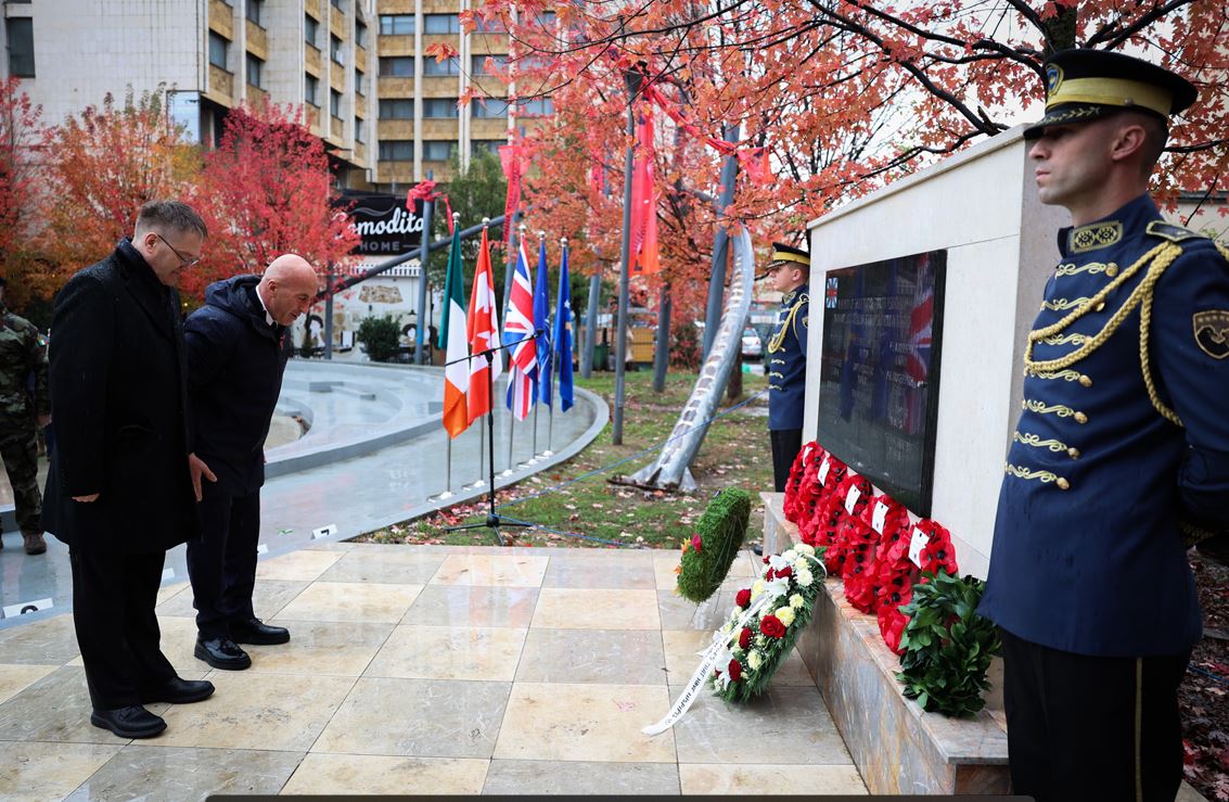 haradinaj-dhe-abbott-bejne-nderime-prane-memorialit-te-deshmoreve-britanike