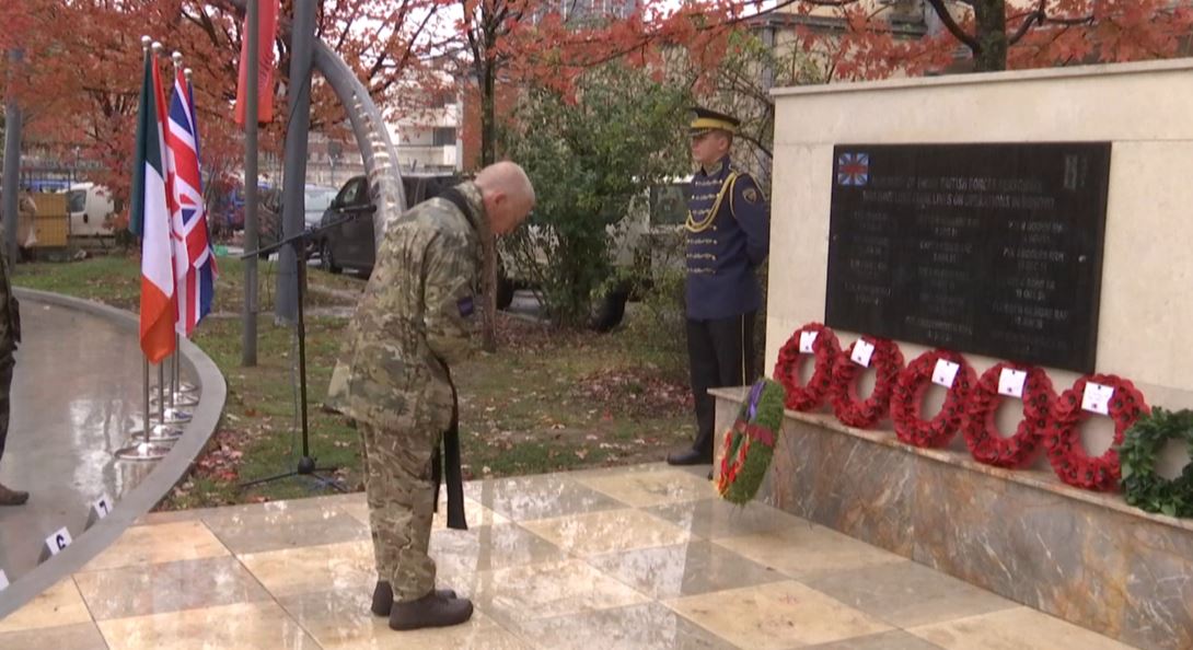 perkujtohen-14-ushtaret-britanike-qe-humben-jeten-ne-kosove