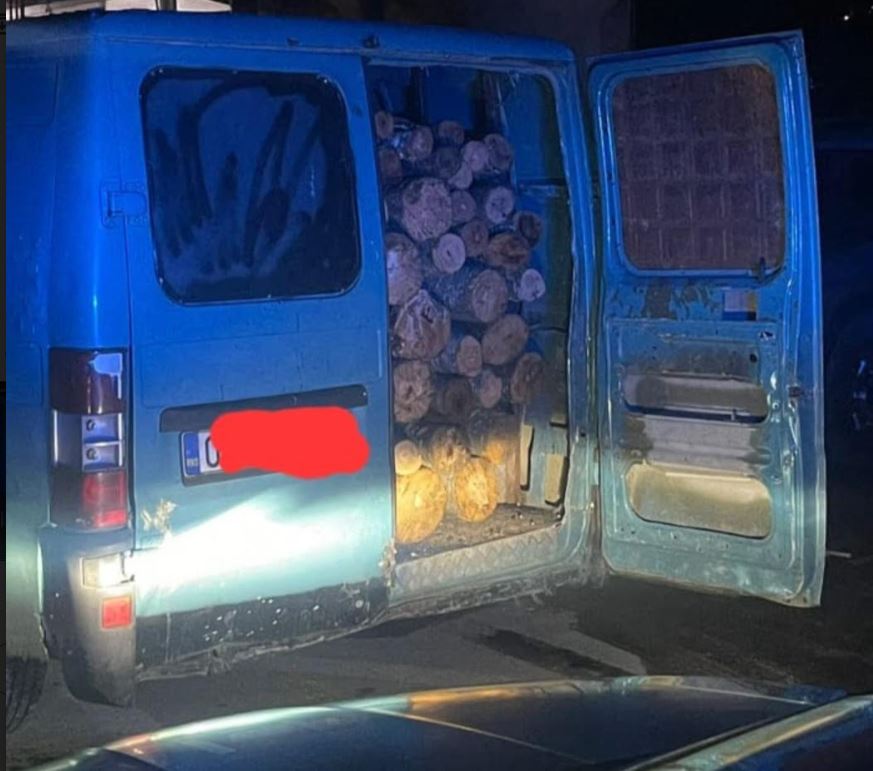 policia-ndalon-nje-furgon-qe-po-transportonte-drunj-ilegalisht-nga-malet-e-sharrit
